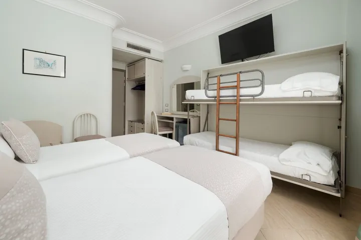 Habitación cuádruple con balcón-3
