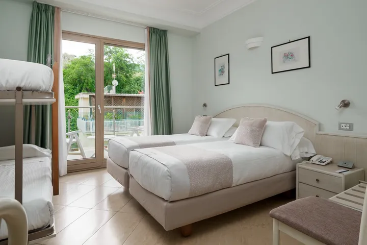 Habitación cuádruple con balcón-8