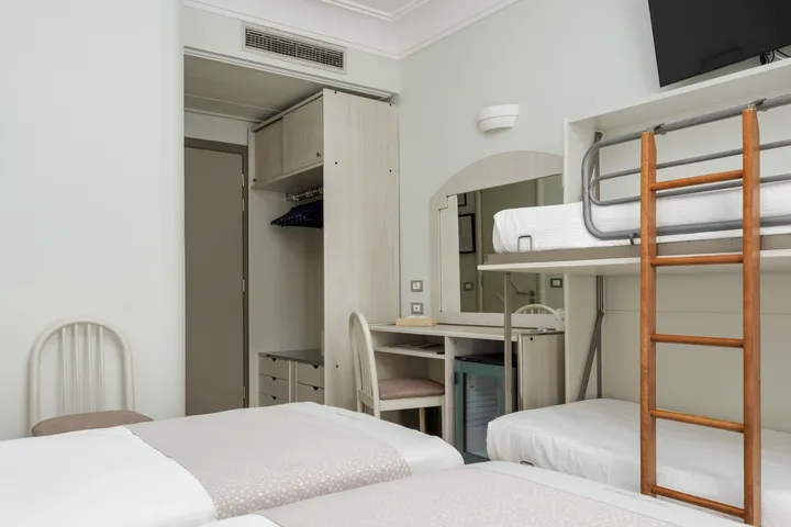 Habitación cuádruple con balcón-5