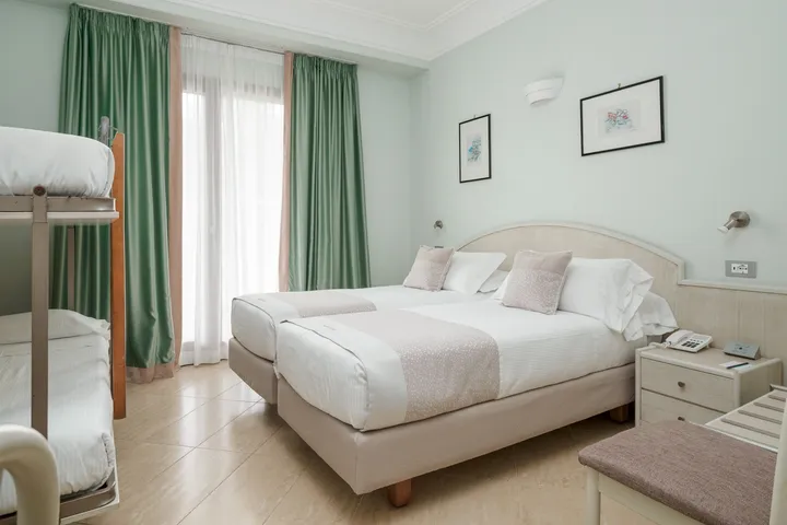 Habitación cuádruple con balcón