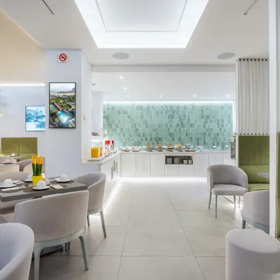 Swimming pool and bar - gallery 2