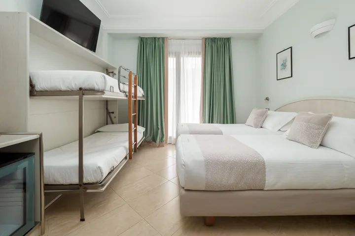 Habitación cuádruple con balcón-1