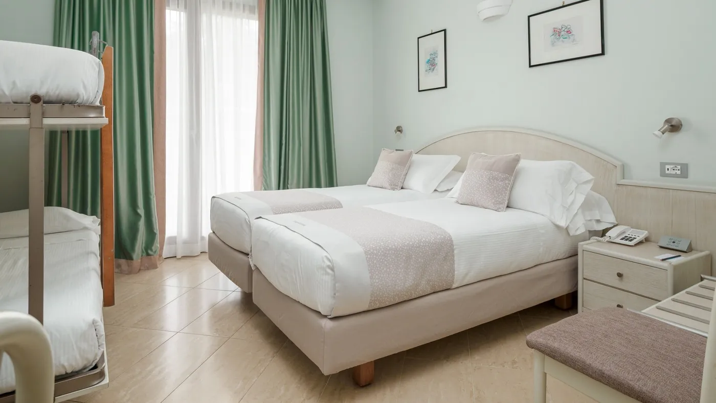 Habitación cuádruple con balcón