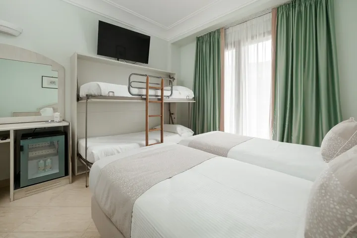 Habitación cuádruple con balcón-2